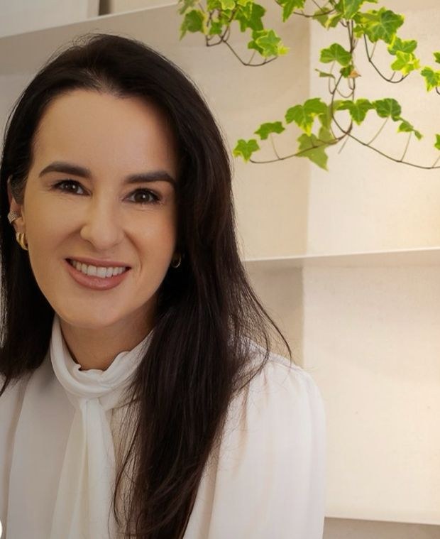 Dra. Ana Beatriz sorrindo em seu consultório